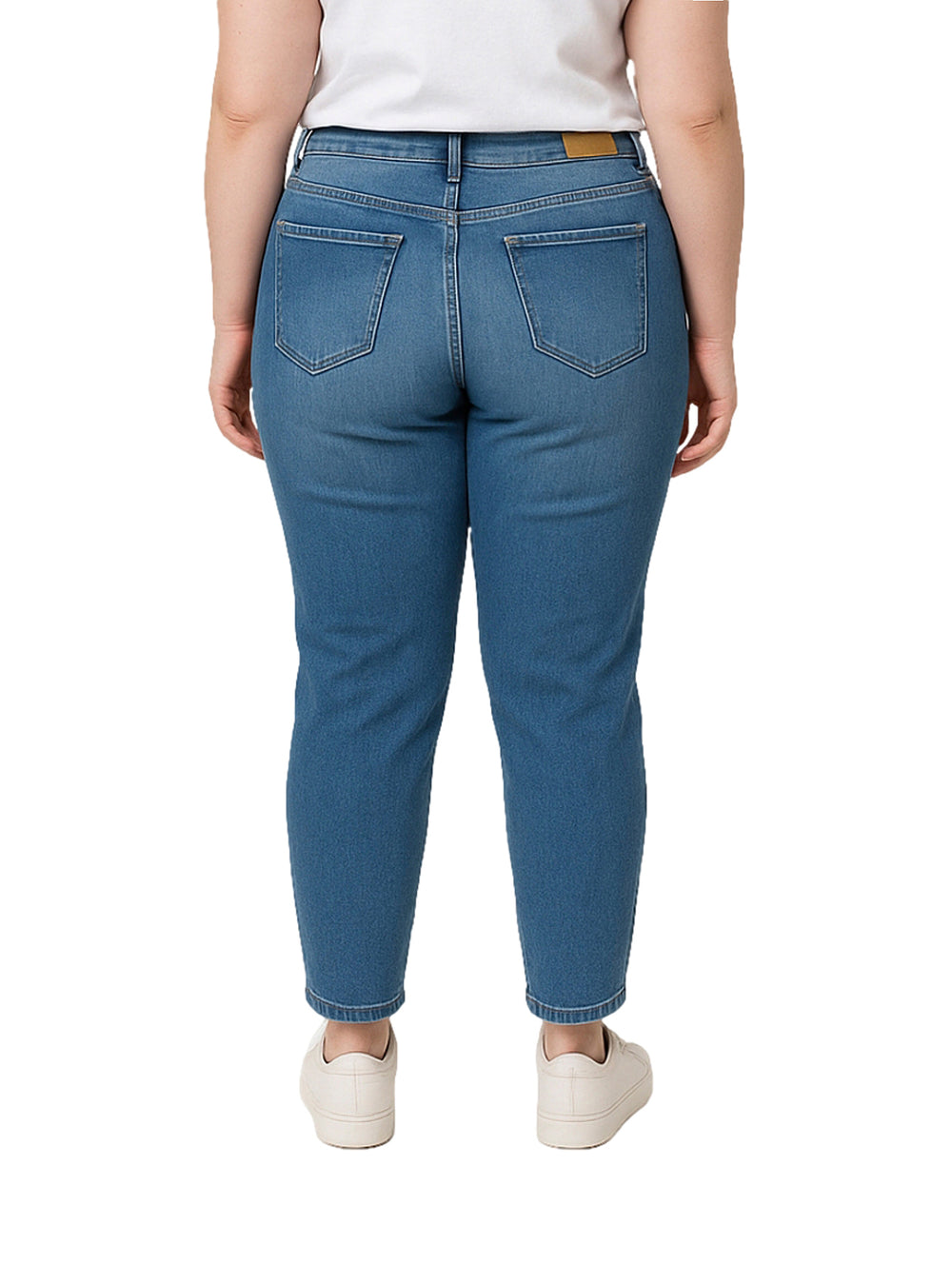 Mujer vistiendo pantalones jeans skinny en color azul doble stone.