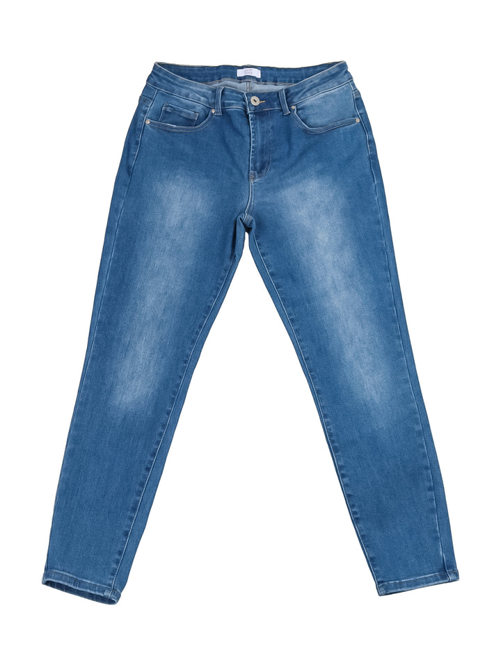 Mujer vistiendo pantalones jeans skinny en color azul doble stone.