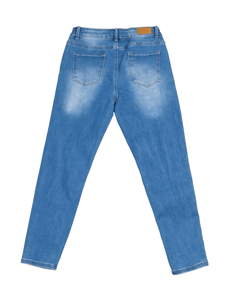 Mujer vistiendo pantalones jeans skinny en color azul doble stone.