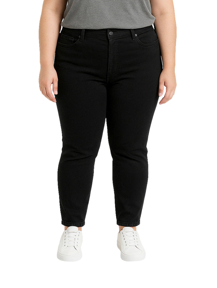 Pantalones jeans negros estilo curvy skinny ajustados.