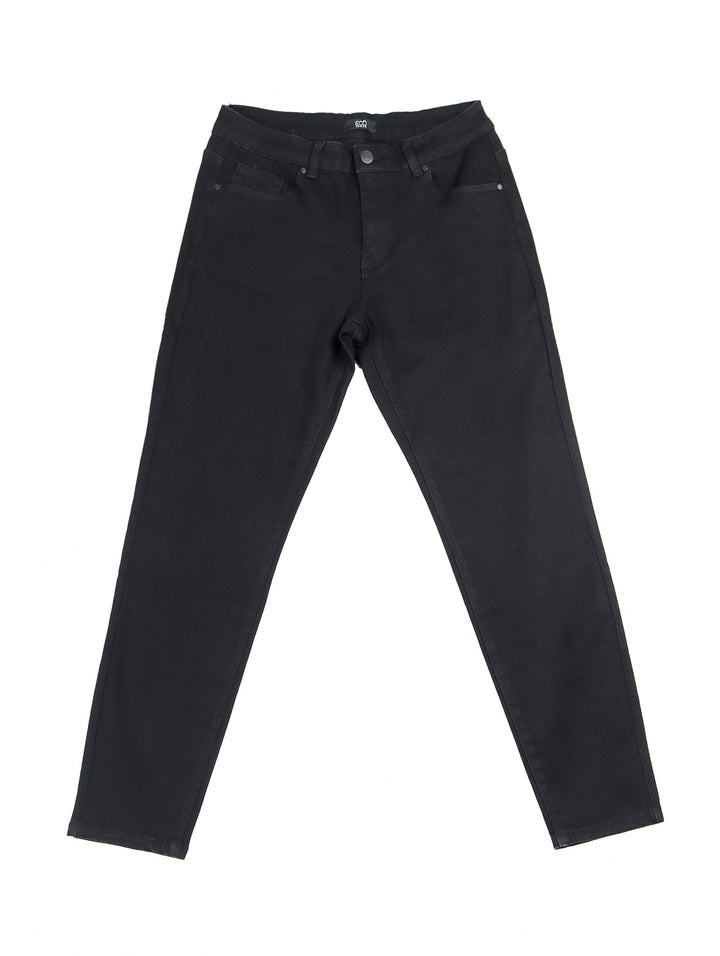 Pantalones jeans negros estilo curvy skinny ajustados.
