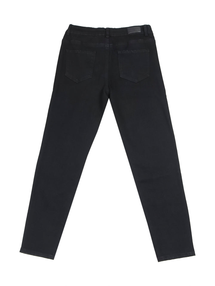 Pantalones jeans negros estilo curvy skinny ajustados.