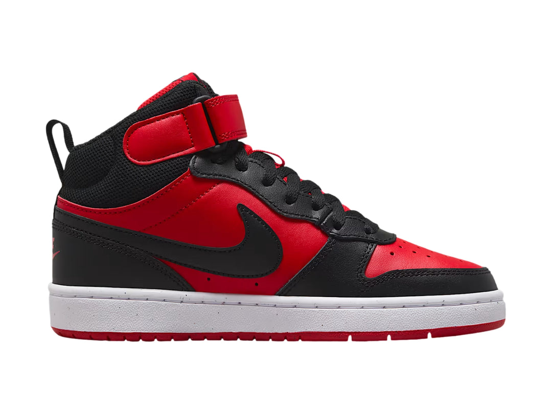 Tenis Nike Court Borough Mid 2 en colores rojo y negro con suela blanca y correa en el tobillo.