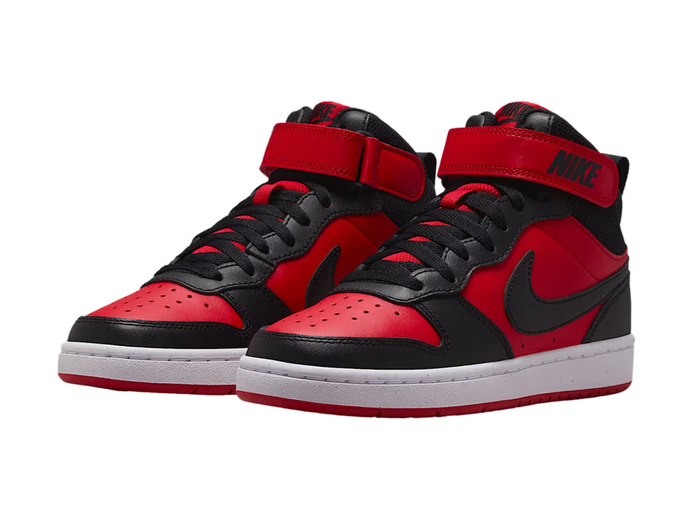 Tenis Nike Court Borough Mid 2 en colores rojo y negro con suela blanca y correa en el tobillo.
