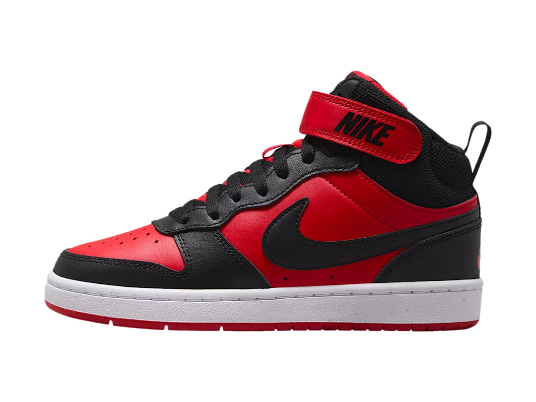 Tenis Nike Court Borough Mid 2 en colores rojo y negro con suela blanca y correa en el tobillo.