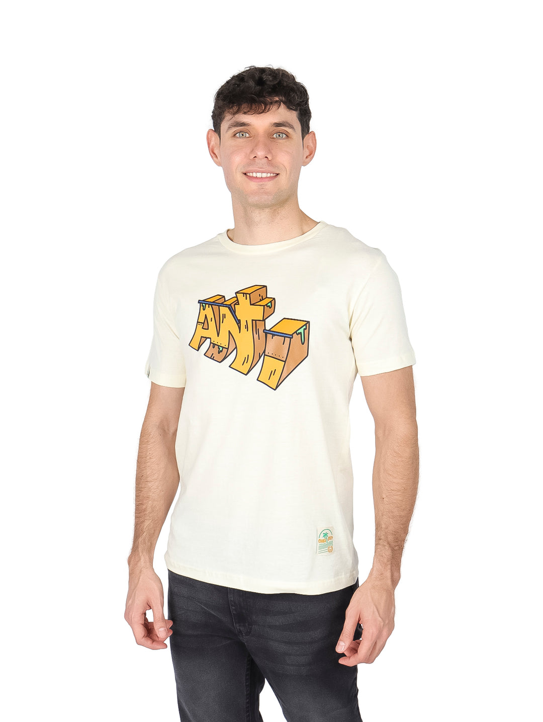 Hombre vistiendo playera color paja de manga corta con gráfico 3D en el pecho.