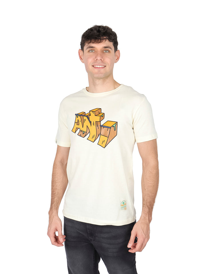 Hombre vistiendo playera color paja de manga corta con gráfico 3D en el pecho.
