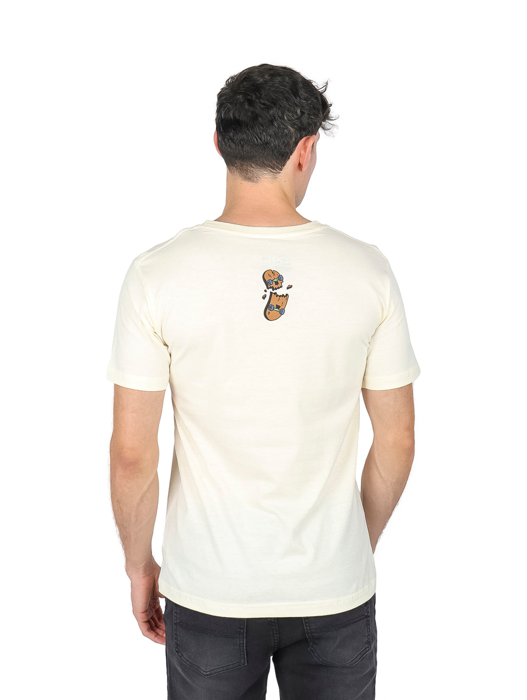 Hombre vistiendo playera color paja de manga corta con gráfico 3D en el pecho.