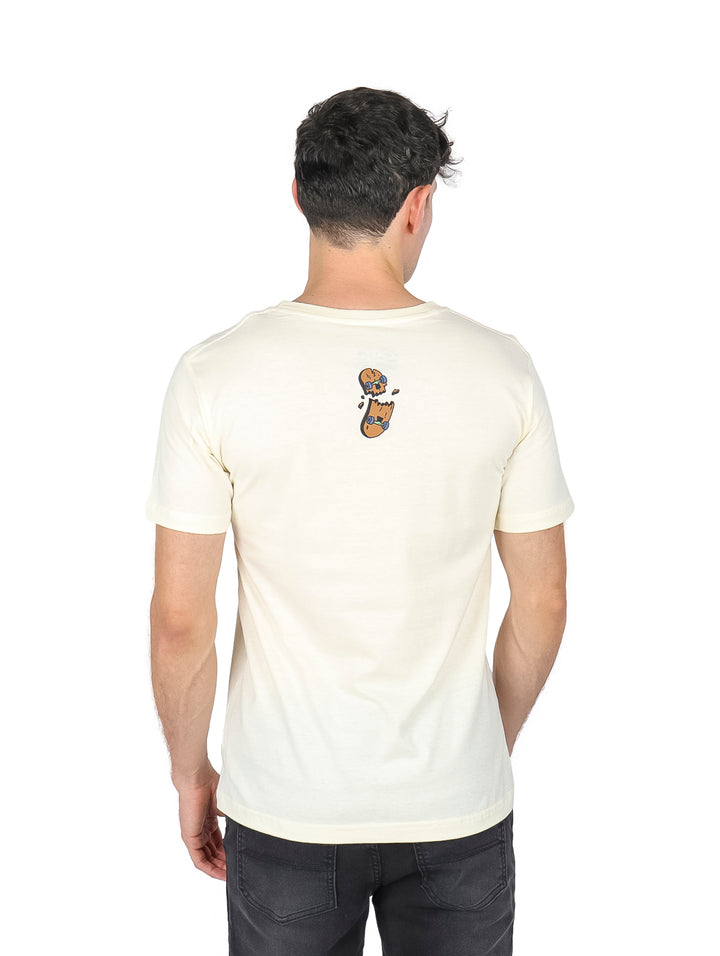 Hombre vistiendo playera color paja de manga corta con gráfico 3D en el pecho.