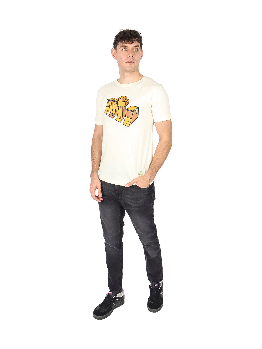 Hombre vistiendo playera color paja de manga corta con gráfico 3D en el pecho.