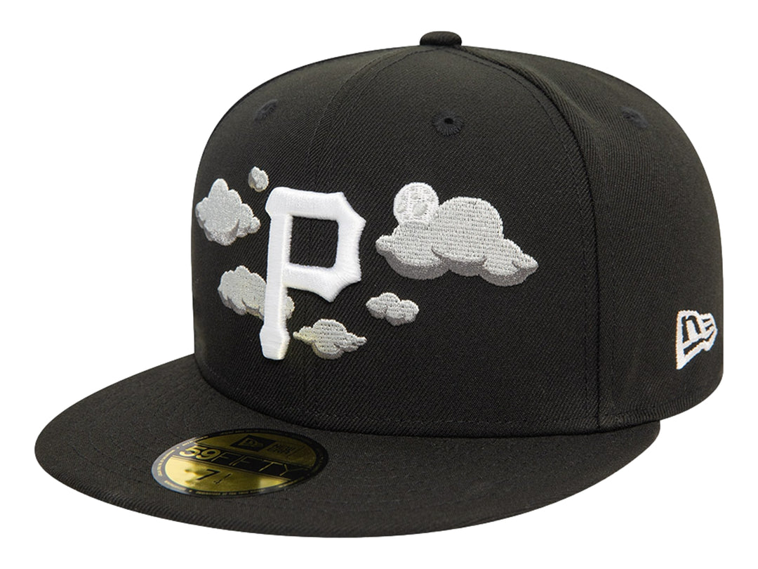 Gorra de béisbol New Era negra con bordado de nubes grises y letra P blanca en el frente.