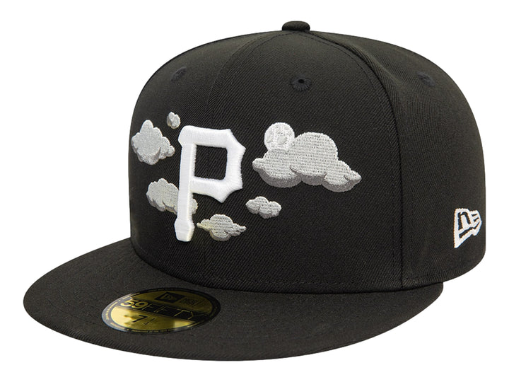 Gorra de béisbol New Era negra con bordado de nubes grises y letra P blanca en el frente.