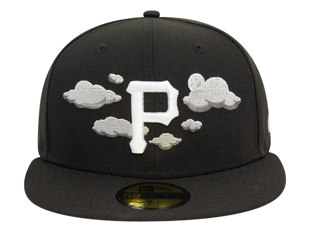 Gorra de béisbol New Era negra con bordado de nubes grises y letra P blanca en el frente.