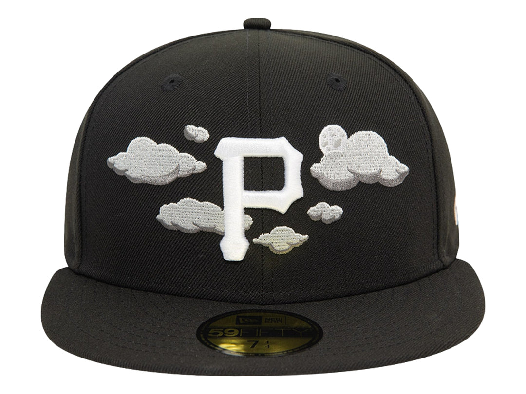Gorra de béisbol New Era negra con bordado de nubes grises y letra P blanca en el frente.