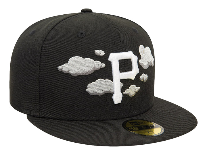 Gorra de béisbol New Era negra con bordado de nubes grises y letra P blanca en el frente.