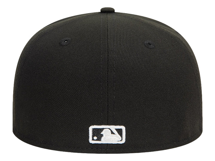 Gorra de béisbol New Era negra con bordado de nubes grises y letra P blanca en el frente.