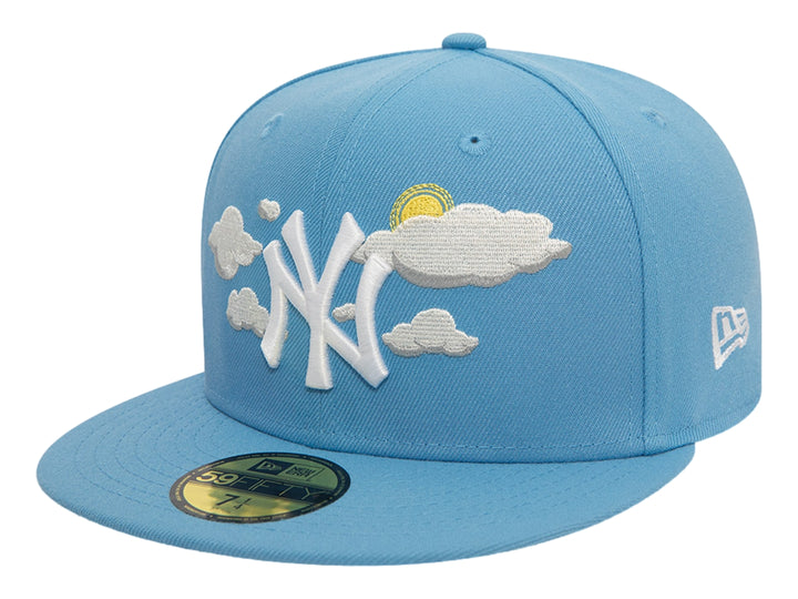 Gorra New Era azul cielo con logo de NY Yankees y bordado de nubes y sol.