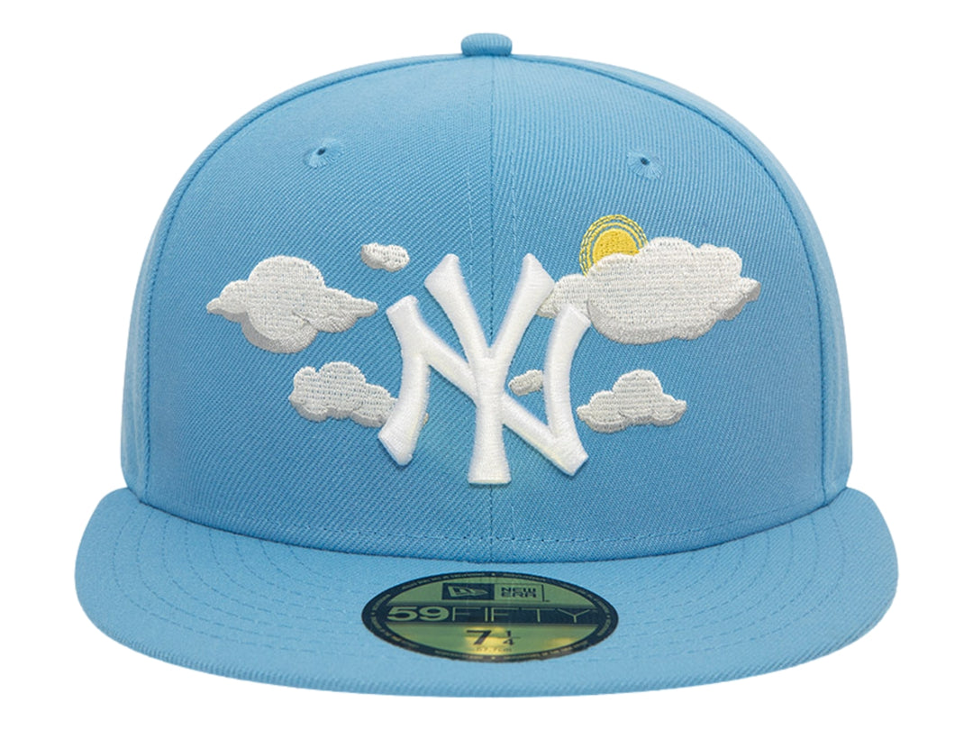 Gorra New Era azul cielo con logo de NY Yankees y bordado de nubes y sol.