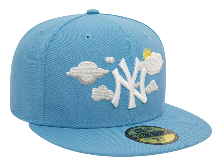 Gorra New Era azul cielo con logo de NY Yankees y bordado de nubes y sol.