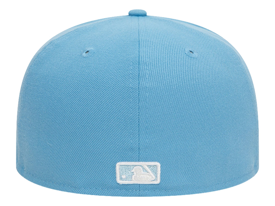 Gorra New Era azul cielo con logo de NY Yankees y bordado de nubes y sol.