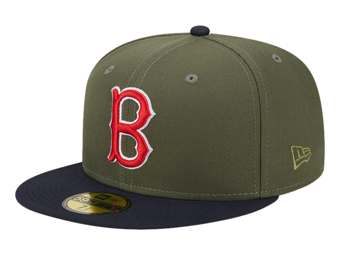 Gorra New Era color oliva con visera negra y logotipo rojo bordado en el frente.