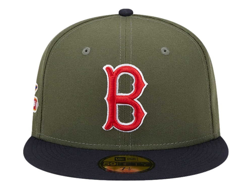 Gorra New Era color oliva con visera negra y logotipo rojo bordado en el frente.
