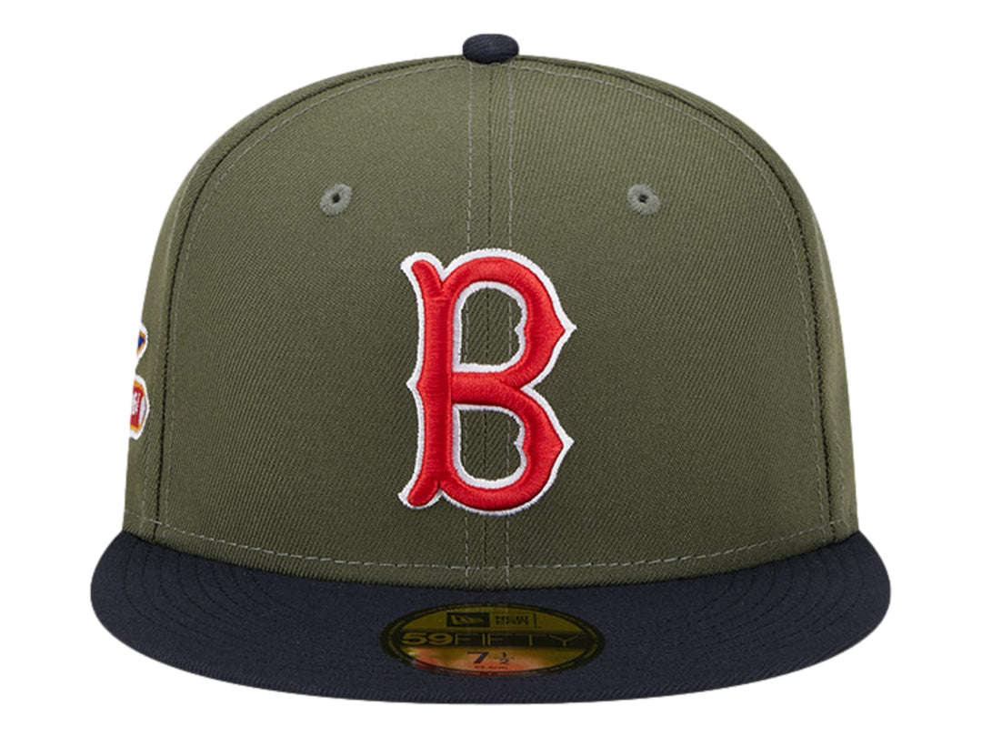 Gorra New Era color oliva con visera negra y logotipo rojo bordado en el frente.