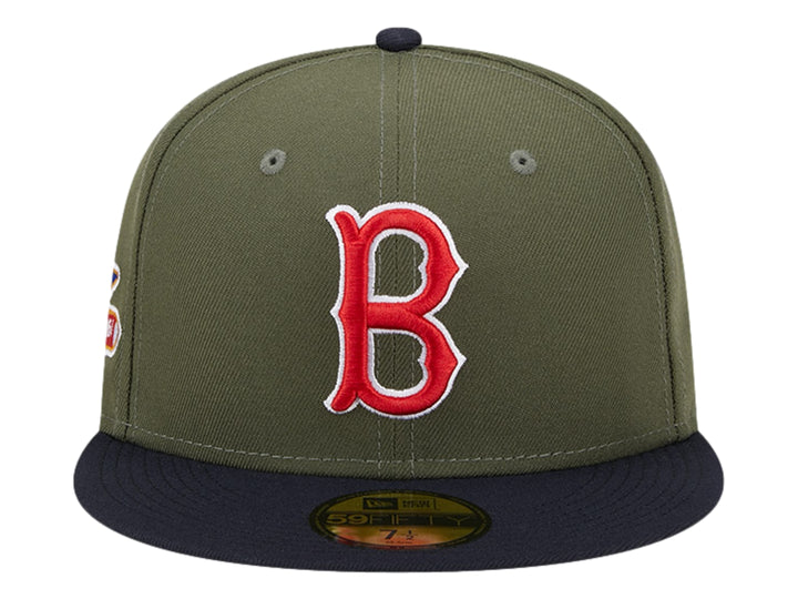 Gorra New Era color oliva con visera negra y logotipo rojo bordado en el frente.