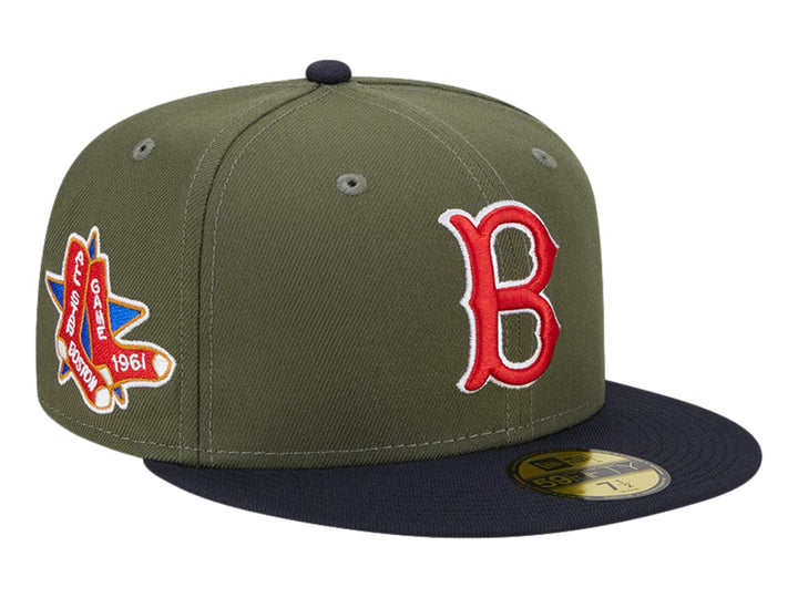 Gorra New Era color oliva con visera negra y logotipo rojo bordado en el frente.