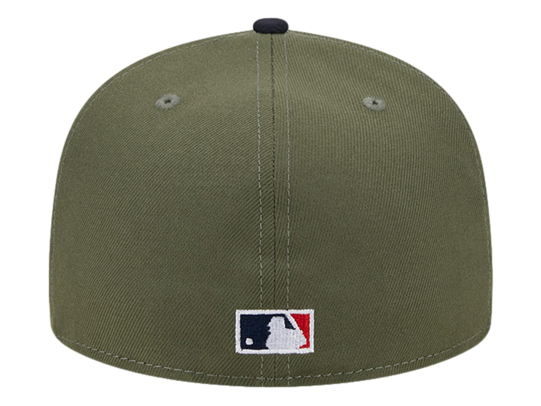 Gorra New Era color oliva con visera negra y logotipo rojo bordado en el frente.