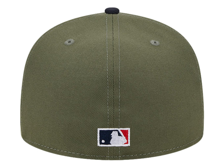 Gorra New Era color oliva con visera negra y logotipo rojo bordado en el frente.