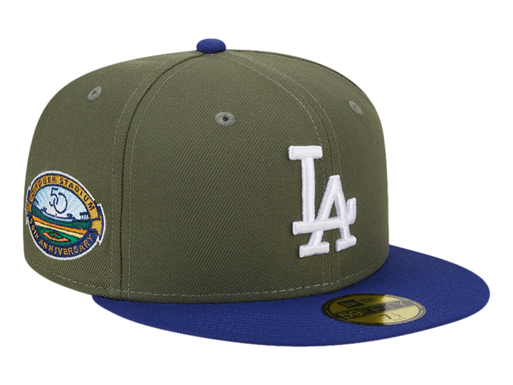 Gorra New Era de color verde oliva con visera azul y logo blanco de los Dodgers en el frente.