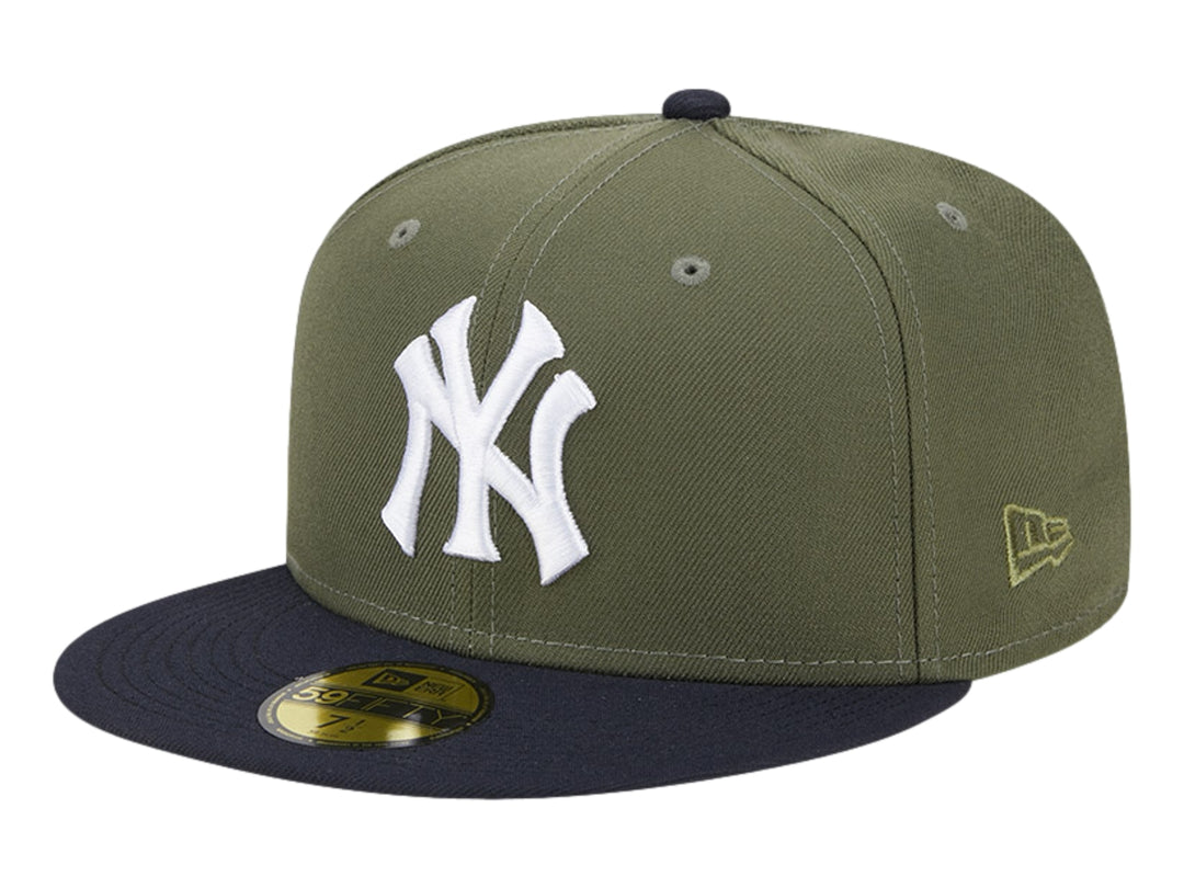 Gorra New Era color oliva con visera negra y logotipo blanco de los New York Yankees en el frente.