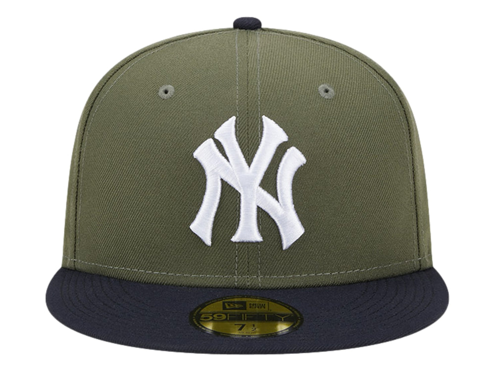 Gorra New Era color oliva con visera negra y logotipo blanco de los New York Yankees en el frente.