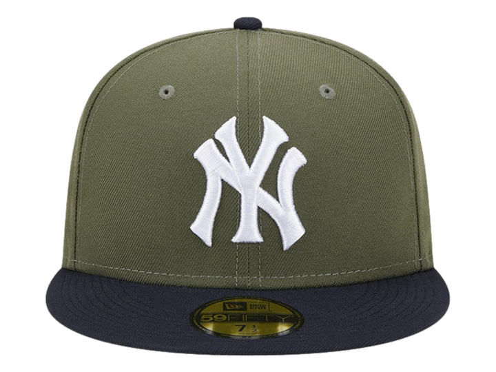 Gorra New Era color oliva con visera negra y logotipo blanco de los New York Yankees en el frente.