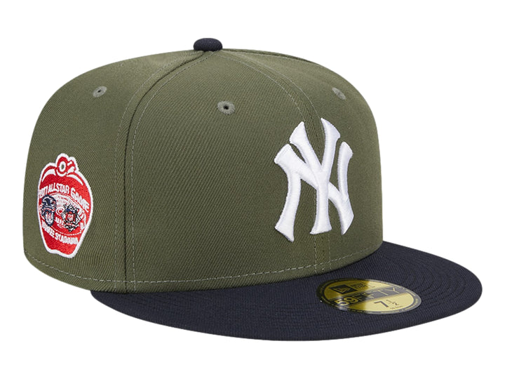 Gorra New Era color oliva con visera negra y logotipo blanco de los New York Yankees en el frente.