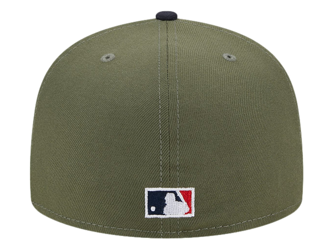 Gorra New Era color oliva con visera negra y logotipo blanco de los New York Yankees en el frente.
