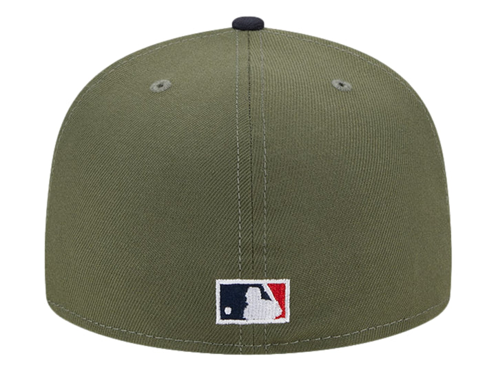 Gorra New Era color oliva con visera negra y logotipo blanco de los New York Yankees en el frente.