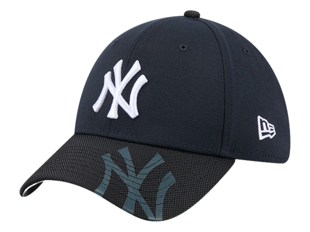 Gorra de béisbol New Era negra con logo de New York Yankees en blanco y visera con diseño gráfico.