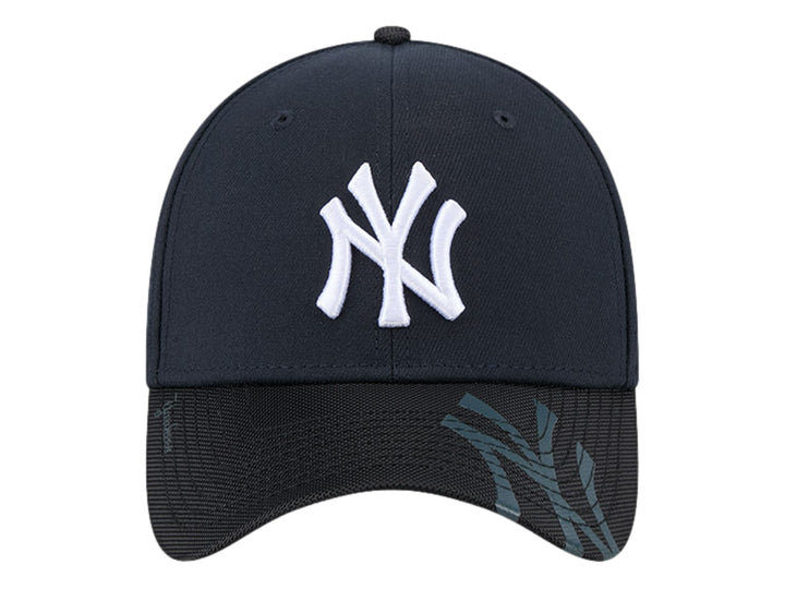 Gorra de béisbol New Era negra con logo de New York Yankees en blanco y visera con diseño gráfico.