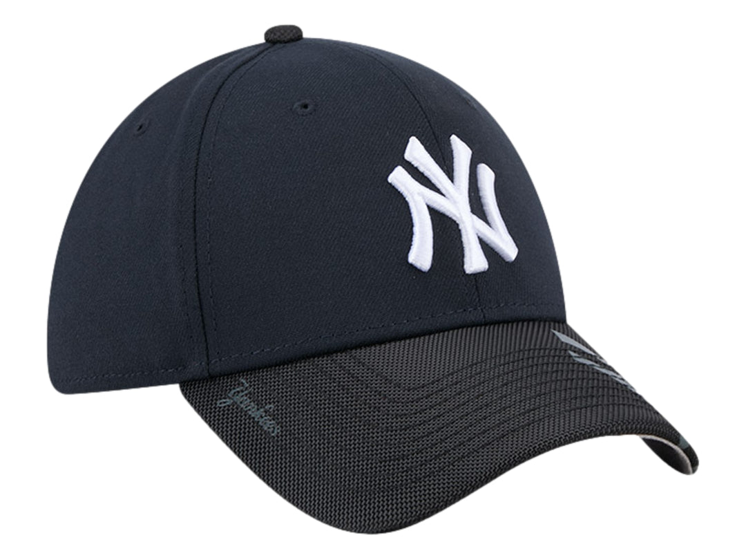 Gorra de béisbol New Era negra con logo de New York Yankees en blanco y visera con diseño gráfico.