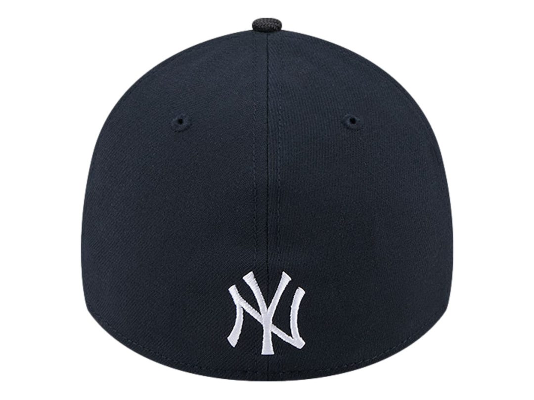 Gorra de béisbol New Era negra con logo de New York Yankees en blanco y visera con diseño gráfico.