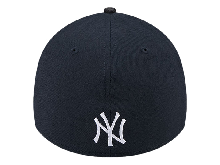 Gorra de béisbol New Era negra con logo de New York Yankees en blanco y visera con diseño gráfico.