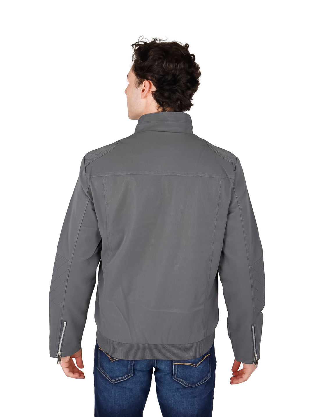 Hombre usando chamarra gris charcoal de American Fly con detalles de cierres metálicos.
