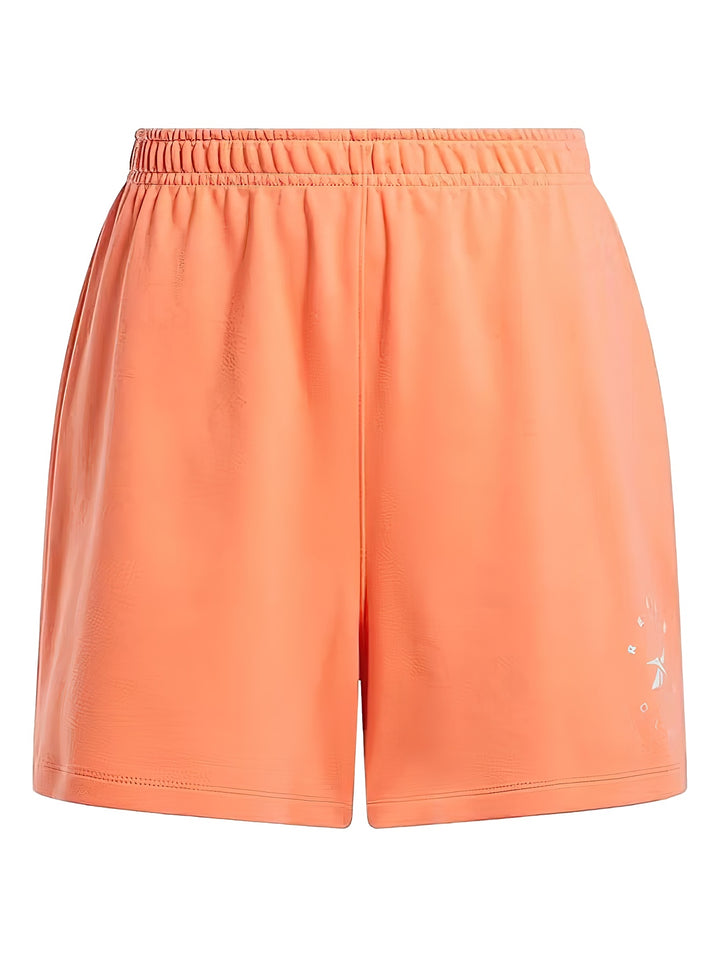 Shorts deportivos color coral de la marca Reebok con cintura elástica.