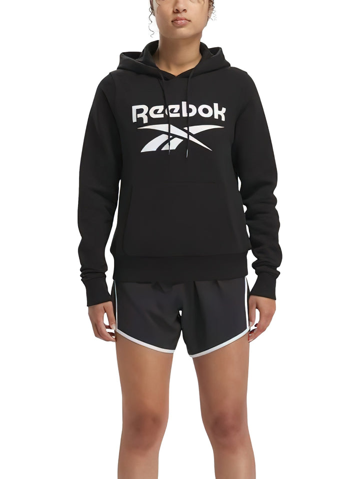 Sudadera con capucha color negro de la marca Reebok con logotipo grande en color blanco en el pecho.