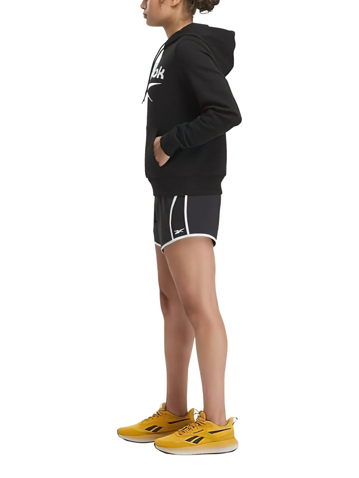 Sudadera con capucha color negro de la marca Reebok con logotipo grande en color blanco en el pecho.