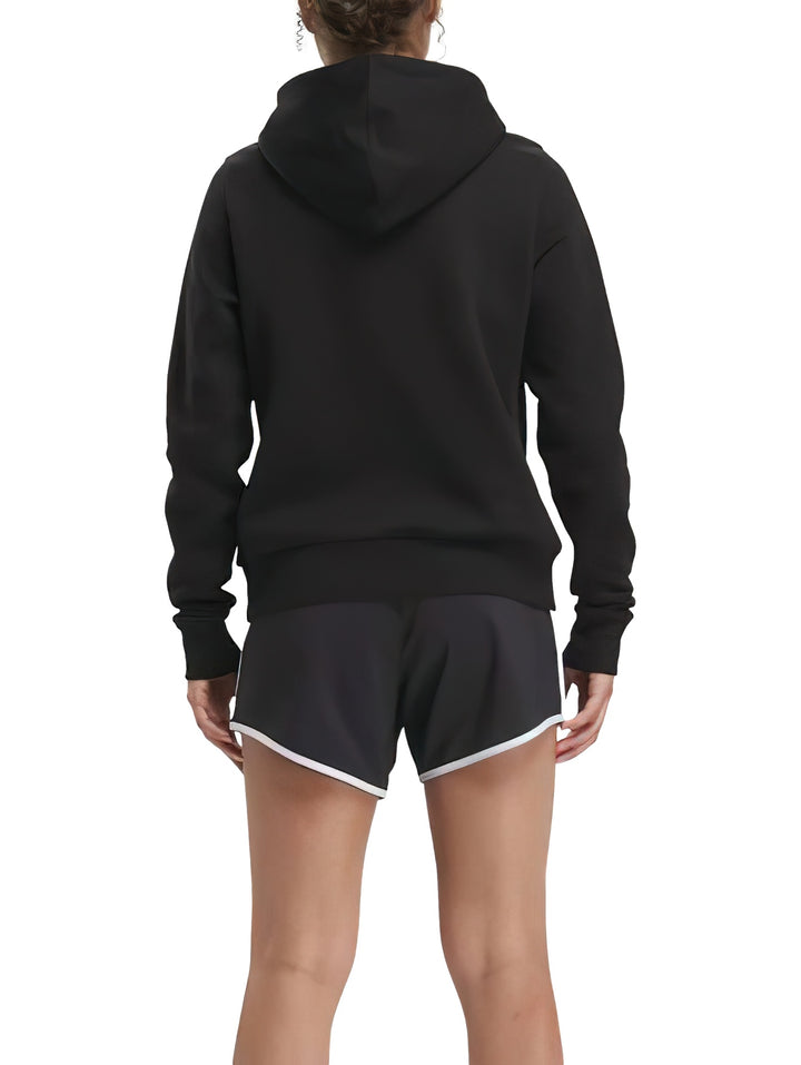Sudadera con capucha color negro de la marca Reebok con logotipo grande en color blanco en el pecho.