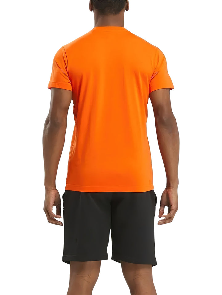 Camiseta deportiva Reebok de color naranja con logotipo blanco pequeño en el pecho.