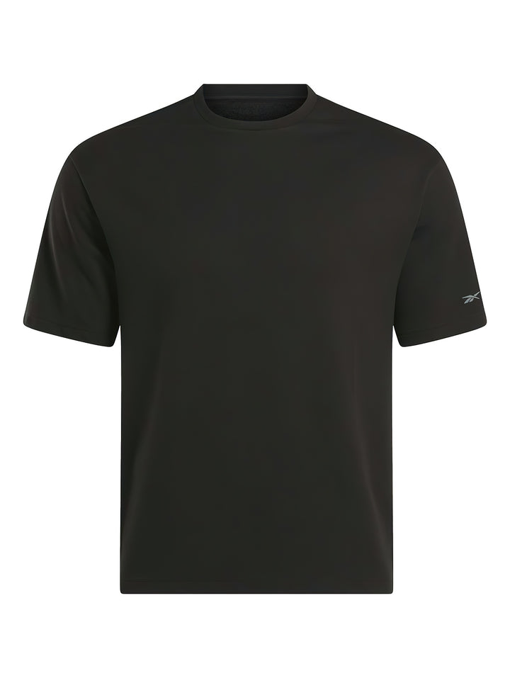 Camiseta deportiva Reebok de color negro con cuello redondo y manga corta.